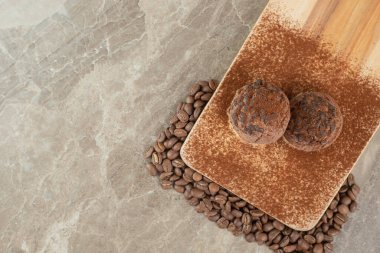 İki çikolatalı kurabiye ve kahve çekirdekleri. Yüksek kalite fotoğraf