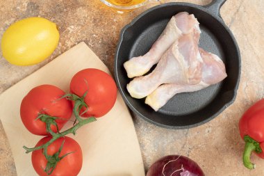 Mermer kaplama domatesli koyu bir tava. Yüksek kalite fotoğraf