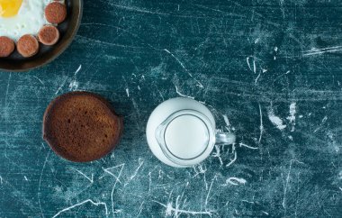 Tavada yumurta, sosis ve diğer malzemelerle birlikte. Yüksek kalite fotoğraf