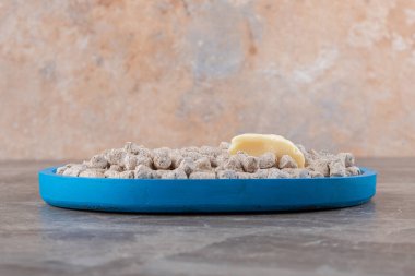 Çubuğun yanındaki ekmek kırıntılarının üzerindeki peynir, mermer arka planda. Yüksek kalite fotoğraf