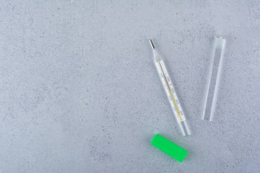 Mermer zemin üzerinde tek termometre izole. Yüksek kalite fotoğraf