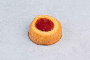 Mermer arka planda jöleli küçük pasta. Yüksek kalite fotoğraf