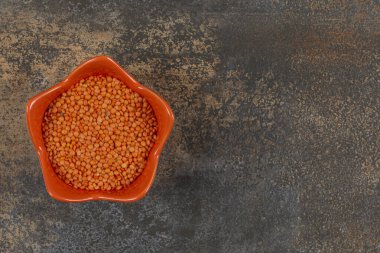 Turuncu kasede pişmemiş kırmızı mercimek. Yüksek kalite fotoğraf