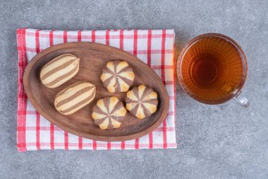 Zebra desenli bisküviler bir fincan çayla ahşap tabakta. Yüksek kalite fotoğraf