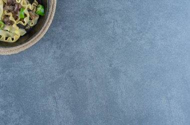 Siyah tavada etli makarna. Yüksek kalite fotoğraf