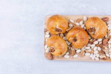 Tahtada çeşitli fındıklı çekirdekli tatlı hamur işleri. Yüksek kalite fotoğraf