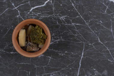 Kil kasede mermer arka planda çeşitli yiyecekler var. Yüksek kalite fotoğraf