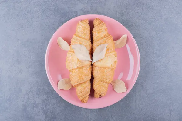 Twee Verse Franse Croissant Roze Bord Hoge Kwaliteit Foto — Stockfoto
