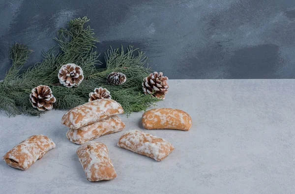 Cookie Wrappings Next Pine Branch Cones Marble Background High Quality — Stock Photo, Image