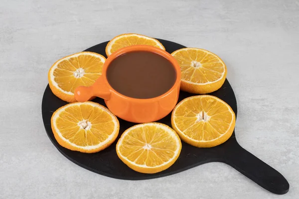 Чашка Кави Тарілка Апельсинових Скибочок Темній Дошці Високоякісна Фотографія — стокове фото