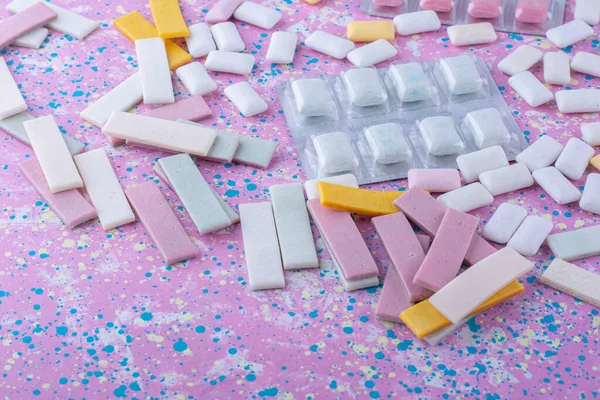 Enkele Verpakking Kauwgom Tabletten Midden Van Een Verspreide Hoop Van — Stockfoto
