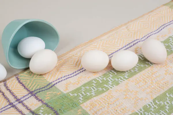 Αρκετά Φρέσκα Λευκά Αυγά Κοτόπουλου Μπλε Πιάτο Στο Τραπεζομάντιλο Υψηλής — Φωτογραφία Αρχείου