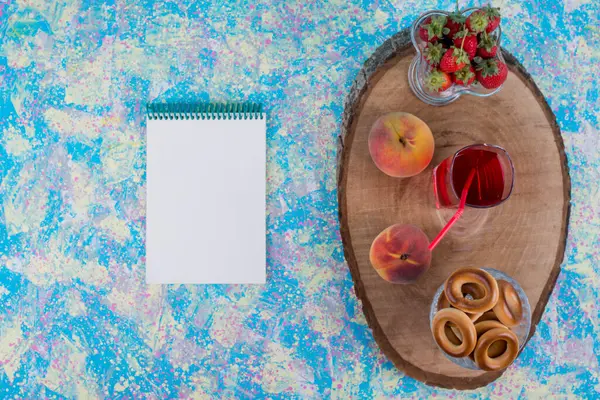 Fresas Rojas Melocotones Con Vaso Jugo Galletas Una Bandeja Madera — Foto de Stock