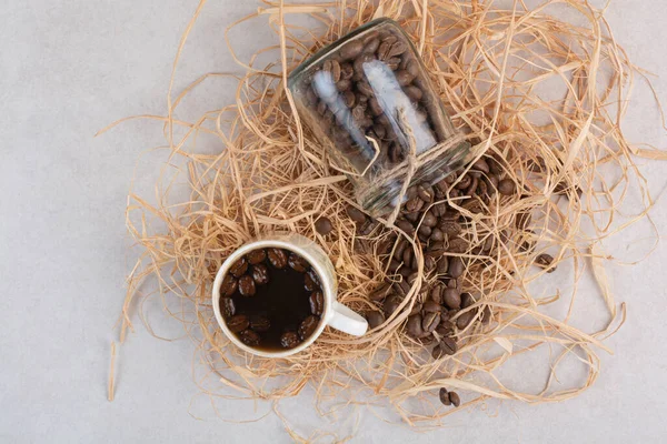 Une Tasse Café Aromatique Avec Pot Plein Haricots Sur Foin — Photo