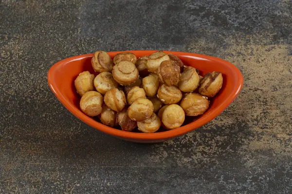 Turuncu kasede tuzlu krakerler. Yüksek kalite fotoğraf