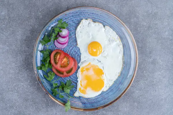 Bir tabak yumurta ve dilimlenmiş sebze. Yüksek kalite fotoğraf
