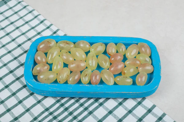 Bando Uvas Prato Azul Com Toalha Mesa Foto Alta Qualidade — Fotografia de Stock