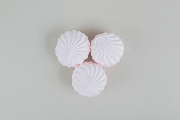 Drie Zoete Marshmallow Cakes Grijze Achtergrond Hoge Kwaliteit Foto — Stockfoto