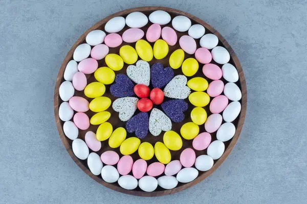 丸いトレイのキャンディーとクッキー 大理石の背景 高品質の写真 — ストック写真