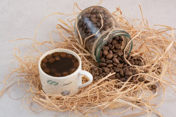 Una Taza Café Aromático Con Frasco Lleno Frijoles Heno Foto — Foto de Stock