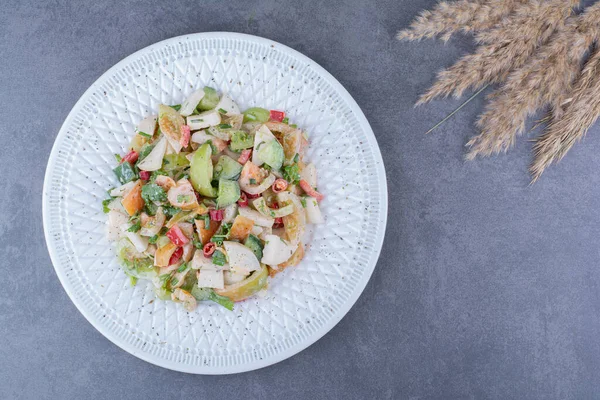 Salat Med Hakkede Grønnsaker Urter Blå Bakgrunn Bilde Høy Kvalitet – stockfoto