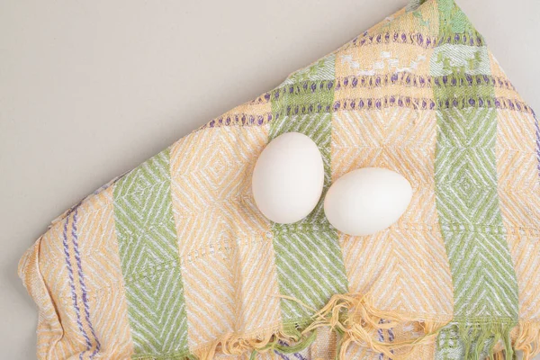 Δύο Φρέσκα Λευκά Αυγά Κοτόπουλου Στο Τραπεζομάντιλο Υψηλής Ποιότητας Φωτογραφία — Φωτογραφία Αρχείου