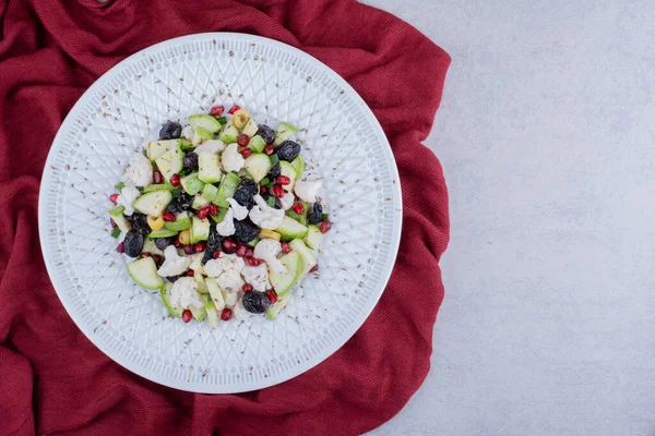 Salat Med Svarte Oliven Grønnsaker Fat Bilde Høy Kvalitet – stockfoto