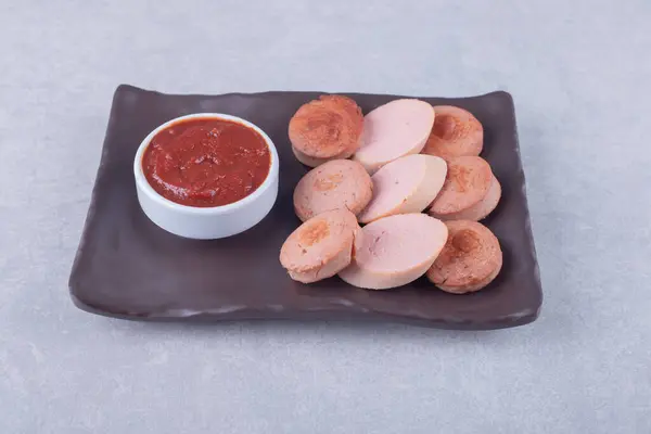 Embutidos Rodajas Con Ketchup Plato Oscuro Foto Alta Calidad —  Fotos de Stock