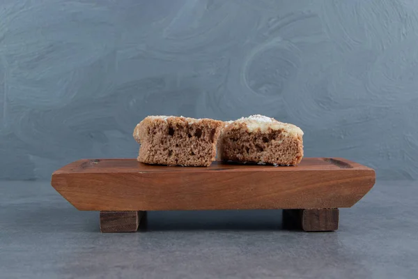 Delicioso Pastel Con Azúcar Polvo Una Tabla Madera Foto Alta —  Fotos de Stock