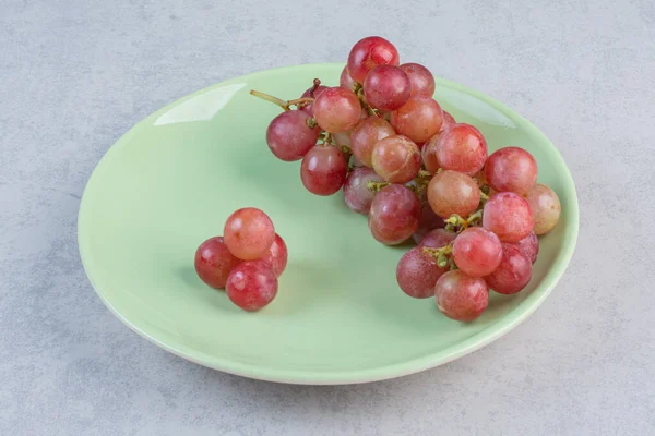 Fresh Organic Red Grapes Green Plate High Quality Photo — Stock Photo, Image