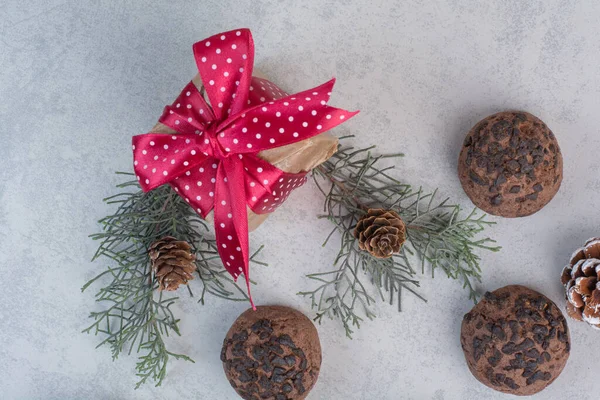 Chocolate Chip Cookies Gift Box Pinecones High Quality Photo — Stock Photo, Image