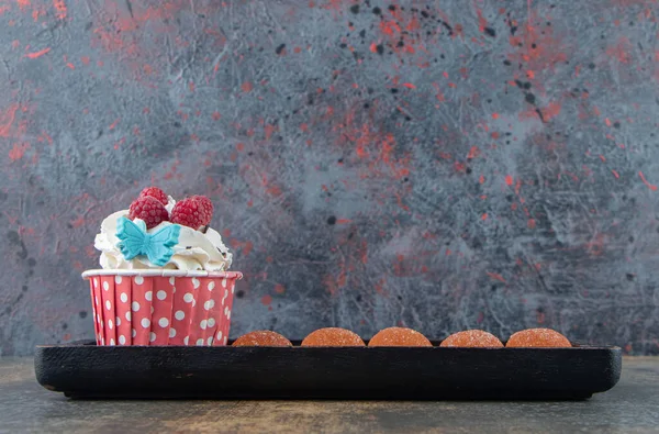 Lekkere Cupcake Versierd Met Room Snoepjes Zwarte Plaat Hoge Kwaliteit — Stockfoto
