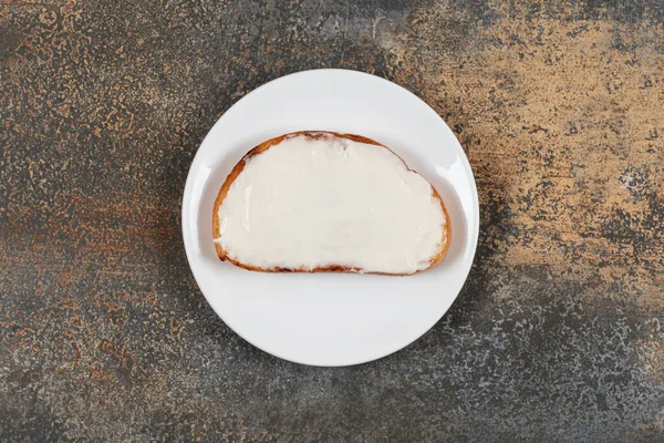 白盘子里夹着酸奶油的吐司片 高质量的照片 — 图库照片