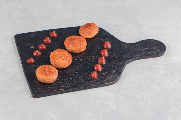 Embutidos Fritos Rodajas Con Ketchup Sobre Tabla Negra Foto Alta —  Fotos de Stock