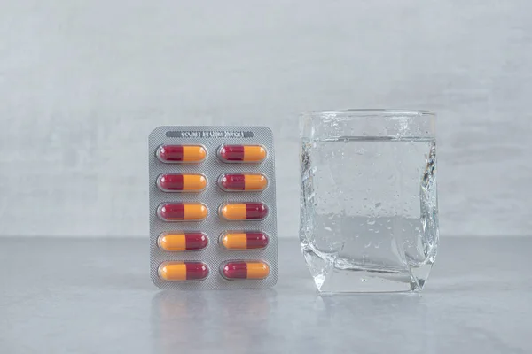 Blister Píldoras Medicinales Con Vaso Agua Pura Foto Alta Calidad — Foto de Stock