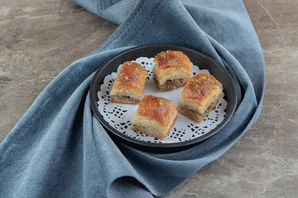 Cuatro Deliciosos Baklava Plato Oscuro Foto Alta Calidad — Foto de Stock