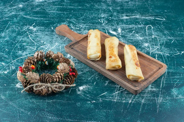 Three Pancakes Small Tray Next Pine Cone Wreath Blue Background — Stock Photo, Image