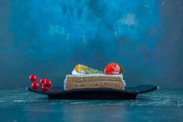 배경에 과일을 케이크 조각을 놓는다 고품질 — 스톡 사진