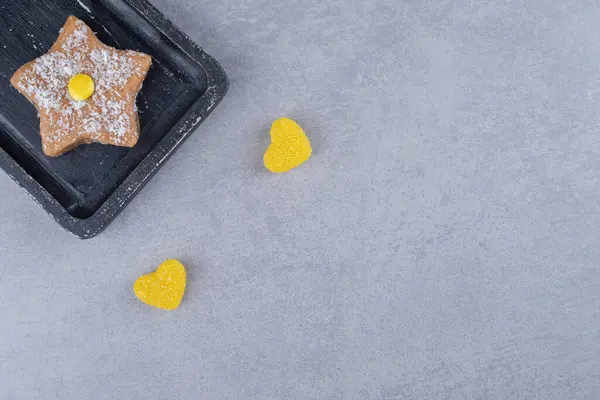 Marmelades Coeur Biscuits Étoilés Sur Plateau Sur Fond Marbre Photo — Photo