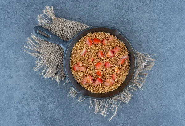 Gebakken Pasta Met Tomatenschijfjes Zwarte Pan Hoge Kwaliteit Foto — Stockfoto