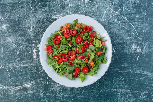 Зелений Салат Подрібненим Червоним Перцем Чилі Високоякісна Фотографія — стокове фото