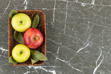 Gri arka planda taze organik kırmızı ve yeşil elmalar. Yüksek kalite fotoğraf