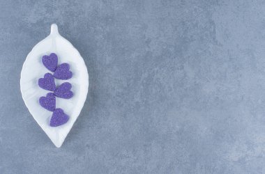 Tabakta tatlı kurabiyeler, mermer arka planda. Yüksek kalite fotoğraf