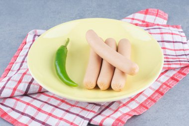 Basit bir kahvaltı. Haşlanmış sosis ve yeşil biber. Yüksek kalite fotoğraf