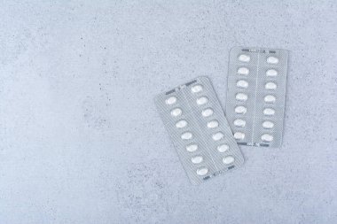 Mermer arka planda iki paket beyaz hap. Yüksek kalite fotoğraf