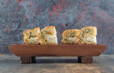 Tahta tabakta peynirli lezzetli hamur işi. Yüksek kalite fotoğraf