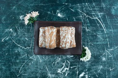 Renkli arka planda kurutulmuş çiçekli lezzetli zencefilli ekmek. Yüksek kalite fotoğraf