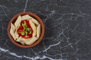 Taze kaynamış makarna sosis dilimleri ve ahşap kasede ketçap. Yüksek kalite fotoğraf