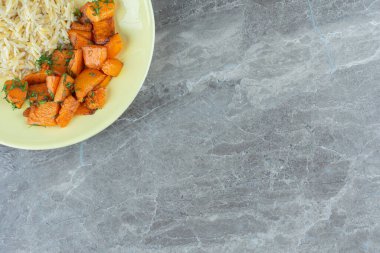 Mermer zemin üzerinde küçük porsiyon pirinç ve havuç. Yüksek kalite fotoğraf