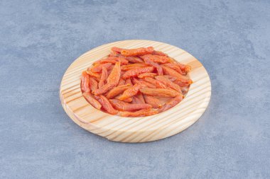 Ahşap tabakta kurumuş meyve, mermer arka planda. Yüksek kalite fotoğraf